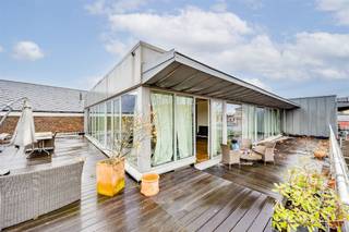 Prachtige penthouse van ca 147 m² (cfr EPC) met magnifiek dakterras van ca 100m² gelegen aan de ingang van het Groen Kwartier! Door de vele ramen...