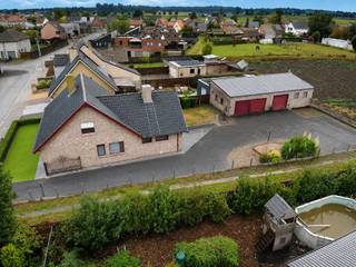 Op een rustige en landelijke locatie in Ruddervoorde bevindt zich deze ruime villa met dubbele garage en atelier, gelegen op een perceel van 889 m². Met een bewoonbare oppervlakte van maar liefst 242 m² biedt deze eigendom bijzonder veel ruimte en tal van mogelijkheden.<br /><br />De woning beschikt over een royale leefruimte met aansluitend een lichtrijke veranda, een functionele keuken, drie slaapkamers en een badkamer. Dankzij de aangename volumes en de praktische indeling vormt ze een ideale gezinswoning voor wie comfortabel wil wonen in een groene omgeving.<br /><br />Een absolute troef is de aanwezigheid van de dubbele garage en het ruime atelier (opp: 80m²). Dit maakt de eigendom bijzonder interessant voor wie nood heeft aan extra opslag- of werkruimte, bijvoorbeeld voor een zelfstandige activiteit, hobby of het stallen van meerdere voertuigen.<br /><br />Ook buiten is er voldoende ruimte, met meerdere parkeerplaatsen en een aangename tuin rondom de woning. Ondanks de landelijke ligging geniet u van een vlotte verbinding met Ruddervoorde, Oostkamp en de belangrijkste invalswegen.<br /><br />Bovendien beschikt de woning over een gunstig EPC-label B (184 kWh/m²), wat voor een woning van deze omvang en bouwperiode een mooie meerwaarde vormt.<br /><br />Troeven:<br /><br />* Ruime villa met 242 m² bewoonbare oppervlakte<br />* Perceel van 889 m²<br />* 3 slaapkamers<br />* Dubbele garage<br />* Ruim atelier<br />* Minstens 5 parkeerplaatsen<br />* Rustige, landelijke ligging<br />* EPC-label B<br />* Goede verbinding richting Ruddervoorde en Oostkamp<br /><br />Een veelzijdige eigendom voor wie ruimte, rust en praktische mogelijkheden wil combineren.<br /><br />Interesse? Contacteer Wout voor meer informatie of een bezoek ter plaatse | wout@immax.be - 0475 96 59 38