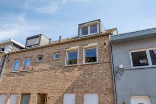 Met zijn rustige maar toch centrale ligging in Zandvliet, kunnen we de locatie als zeer gunstig omschrijven. Winkels, scholen, openbaar vervoer, autostrade, haven etc., alles in de directe omgeving van het appartement. <br /><br />Dit duplex appartement verkeert in een prima staat, is steeds goed onderhouden en heeft alles in huis om er uw nieuwe thuis van te maken! <br /><br />Het appartement beschikt over een open leefruimte met een volledig geïnstalleerde en vernieuwde keuken. Verder vinden we een praktische bergruimte met aansluiting wasmachine/droogkast en apart gastentoilet op de eerste etage. Door de riante glaspartij heeft u rechtstreeks contact met het ruime terras. <br /><br />De tweede verdieping omvat 2 slaapkamers, een nette badkamer en een apart toilet. <br /><br />Kortom een volledig instapklaar appartement met heel wat troeven. Zeker een bezoekje waard. <br /><br />Bijzonderheden: <br />- Mogelijkheid om autostaanplaats te huren<br />- recent bouwjaar <br />- gunstig EPC: kWh/m² <br />- EK conform<br />- individuele meters<br />- kelderberging <br /><br />Interesse in dit prachtige appartement te koop in Zandvliet? Contacteer ons vrijblijvend voor meer info of een afspraak op kantoor via 036666666 of per mail op kapellen@dewaele.com.<br />Dewaele Vastgoed - Hoevensebaan 25, 2950 Kapellen. <br /><br />Bestuursmaatregelen in het maatregelenregister: in aanvraag
