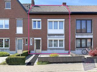 Op een gunstige locatie in Hasselt, in de rustige Kleersnijderslaan, bevindt zich deze rijwoning met een bewoonbare oppervlakte van maar liefst 152 m² (volgens EPC), gelegen op een perceel van 2a02ca. De woning geniet van een uitstekende bereikbaarheid en bevindt zich op korte afstand van winkels, scholen, openbaar vervoer en het bruisende stadscentrum van Hasselt. Dankzij de vlotte verbindingen naar belangrijke invalswegen combineert deze eigendom een centrale ligging met aangenaam wooncomfort.<br /><br />Bij het betreden van de woning komt u terecht in de inkomhal die toegang biedt tot de verschillende leefruimtes op het gelijkvloers. De lichtrijke leefruimte sluit mooi aan op de eetkamer en creëert een gezellige woonomgeving met tal van mogelijkheden naar inrichting toe. Aansluitend bevindt zich de keuken, evenals een praktische bergplaats met toegang naar de kelder. Verder beschikt het gelijkvloers over een afzonderlijk toilet, een inpandige garage die bereikbaar is via een servitude achteraan, en een gezellig koertje waar u in alle rust kan genieten van een buitenmoment.<br /><br />Op de eerste verdieping bevinden zich drie volwaardige slaapkamers en een badkamer uitgerust met een douche. Daarnaast beschikt de woning nog over een handige zolderberging die extra opslagruimte biedt.<br /><br />Deze woning biedt een uitstekende basis voor wie op zoek is naar een ruime stadswoning die volledig naar eigen smaak kan worden gerenoveerd en ingericht. Dankzij de solide structuur, de praktische indeling en de centrale ligging vormt dit een interessante opportuniteit voor zowel eigen bewoning als investering.<br /><br />De woning beschikt momenteel over een EPC-label F, wat renovatiemogelijkheden biedt om de energieprestaties verder te optimaliseren en het wooncomfort naar een hoger niveau te tillen.<br /><br />Bijkomend kan een afzonderlijke garagebox (op een naastliggend garageplein) optioneel  aangekocht te worden aan €27.000,00.