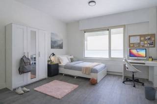 Vous recherchez une opportunité d'investissement ou un logement étudiant pour vos enfants qui font leurs études ? <br /><br />Emplacement idéal :<br />Situé au 70 Jan Delvinlaan, cet immeuble bénéficie d'un emplacement proche du centre de Gand. Les excellentes liaisons avec les transports en commun et la proximité des principaux campus en font un endroit idéal pour les étudiants. De plus, l'immeuble est situé dans un quartier avec un mobiscore de 9,3/10, les commerces sont à portée de main.<br /><br />Aménagement et équipements :<br />Le bâtiment a été entièrement rénové et comprend 36 logements étudiants<br />- Chambres avec ou sans sanitaires privés<br />- Studios<br />- Trois cuisines communes<br />- Espace de vie tendance pour se retrouver entre amis<br />- Jardin commun<br />- Grand local à vélos, idéal pour les étudiants<br />- Ascenseur<br /><br />Pourquoi investir dans ce bien ?<br />- Emplacement idéal : à quelques minutes à pied ou à vélo de plusieurs campus et du centre-ville<br />- Entièrement rénové<br />- Rendement locatif élevé : idéal comme investissement<br />- Espaces communs et privés : flexibilité pour différents groupes cibles<br />- Prêt à emménager : disponible pour la prochaine année universitaire<br />- Vente sous enregistrement<br /><br />Ce bien est parfait pour ceux qui recherchent un logement étudiant ou un investissement au cœur de Gand.<br /><br />Les surfaces utilisées sont des surfaces brutes.<br /><br />Contactez Anthony pour plus d'informations au 0488 14 62 77