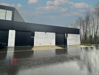 Magnifiek gelegen <strong>KMO-unit</strong> van<strong> 221 m²</strong> met <strong>2 privatieve parkeerplaatsen</strong> te huur te Kortrijk, langs én met visibiliteit van de R8.<br /><br />De geïsoleerde opslagruimte met een <strong>vrije hoogte van 6,1 m</strong> is uitgerust met een automatische sectionale poort (4 m B x 4,50 m H) met afzonderlijke toegangsdeur, lichtstraat met geïntegreerde rookkoepel  (brandklasse C) en polybetonvloer, LED-verlichting, regenwater, sanitair, aansluitingen voor water, gas, internet, elektriciteit en afvoer. <strong>Geschikt voor productie, atelier, opslag</strong>, ...<br />Ruime parkeer- en manoeuvreerruimte op de site. Beschikbaar in overleg.<br /><br />Contacteer <strong>PANORAMA B2B</strong> voor bijkomende inlichtingen of een vrijblijvend plaatsbezoek <strong>056 222 256</strong>.