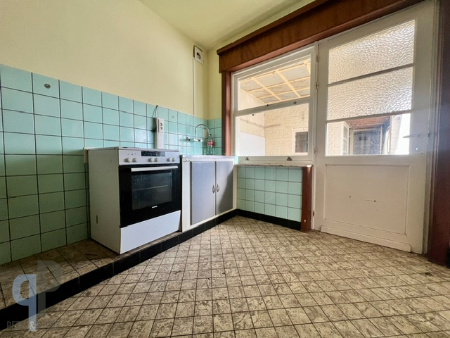 Gedeeltelijk gerenoveerde woning met 4 slaapkamers - foto 5