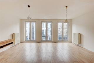 <p><span>Op wandelafstand van het prachtige </span><span>'t Zuid in Antwerpen </span><span>staat dit </span><span>leuke appartement</span><span> te huur in de Montignystraat. De Montignystraat is een zijstraat van de Amerikalei. Het appartement is zeer centraal gelegen met winkels, horecagelegenheden, openbaar vervoer en scholen in de directe omgeving. Er is ook een ideale verbinding naar de Antwerpse Ring en de nabij gelegen autosnelwegen. </span></p><p><span> </span></p><p><span>Het appartement heeft een bruikbare oppervlakte van zo'n 76m². Het appartement is voorzien van </span><span>twee ruime slaapkamers </span><span>waarvan eentje toegang geeft tot een </span><span>gezellig terras</span><span>. Het appartement is meteen </span><span>instapklaar. </span></p><p><span> </span></p><p><span>Indeling</span></p><p><span>- inkomhal</span></p><p><span>- woonkamer en eetkamer</span></p><p><span>- open geïnstalleerde keuken (vaatwasmachine, kookvuur, dampkap, wasbak)</span></p><p><span>- slaapkamer 1 (12,5m²)</span></p><p><span>- slaapkamer 2 (11m²)</span></p><p><span>- badkamer met douche, lavabo en aansluiting voor de wasmachine<br />- apart toilet</span></p><p><span>- terras (5m²) met west oriëntatie</span></p><p><span> </span></p><p><span>Bijzonderheden</span><span><br />- gemeenschappelijke kostenprovisie: €95 inclusief voorschot water</span></p><p><span>- beschikbaar vanaf 1 mei 2026</span></p><p><span> </span></p><p><span>Ben jij geïnteresseerd in dit appartement te huur in centrum Antwerpen, ben je op zoek naar ander vastgoed, een investering of wens je de waarde van jouw eigendom te kennen? Dan ben je bij BOLT immo aan het juiste adres! Wij helpen jou graag verder.</span><span> </span></p>