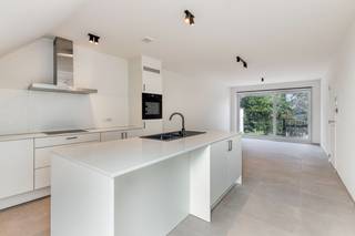 Dit energiezuinige, moderne nieuwbouwproject omvat 14 lichtrijke & ruime doorloopappartementen met elk een eigen zonneterras/tuin en 1, 2 of 3 slaapkamers.<br />De oppervlaktes v/d appartementen variëren tussen 70m² en 97m².<br />Op het gelijkvloers bevindt zich ook een handelsruimte met maximale visibiliteit (= grote etalage).<br />Achterliggend bevinden zich 20 parkeerplaatsen.<br />Dit woonproject bevindt zich op een <strong>TOPLOCATIE te St-Andries</strong>, nl. op wandelafstand van alle faciliteiten (o.a. winkels, openbaar vervoer, invalswegen, scholen, Brugge centrum, Tilleghem bos, Koude Keuken...).<br /><br /><strong>*Appartement 2.01*</strong> is een lichtovergoten appartement (2°V) met 1 slaapkamer en tof terras achteraan.<br />Oppervlakte: 70m<sup>2</sup>.<br />Comfortabele indeling: inkomhal, open keuken, ruime leefruimte met groot schuifraam naar het zonneterras, slaapkamer, badkamer, afz. toilet en berging/wasplaats.<br />Het appartement kan afgewerkt worden naar uw smaak! Badkamer, keuken, vloeren... kunnen door de klant gekozen worden.<br /><br />Aan de achterzijde van het gebouw bevinden zich 20 staanplaatsen.<br />Elk appartement dient een staanplaats aan te kopen.<br />Tevens is er ook een fietsenstalling achteraan het gebouw.<br />Daarnaast kan er ook een kelderberging aangekocht worden.<br /><br />De appartementen worden uiterst energiezuinig gebouwd (E-peil 30) en voorzien van o.a.: superisolerend dubbel glas, zonnepanelen, warmtepomp, vloerverwarming, ventilatiesysteem,...<br />Er zijn ook 2 liften voorzien in het gebouw.<br /> <br />Kortom: trendy en kwalitatieve appartementen, afgewerkt op uw maat, waar u zorgeloos kan genieten! <br /><br />Prijs appartement 2.01: 315.000 EUR (excl. kosten).<br />Prijs staanplaats: 20.000 EUR (excl. kosten)<br />Prijs kelderberging: 5.000 EUR (excl. kosten)<br />Verkoop onder BTW-stelsel.<br />! Mogelijkheid tot 6% btw indien voldaan wordt aan de voorwaarden !