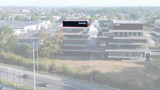 Bent u op zoek naar een unieke kantoorruimte op een toplocatie met onmiddellijke verbinding naar belangrijke snelwegen? Dan is deze kantoorruimte van 444 m² op de 5de verdieping van de innovatieve en hypermoderne bedrijvencampus 'O-Forty' precies wat u zoekt. Gelegen naast op- en afrit 9 Oostkamp én met visibiliteit langs de E40 biedt deze ruimte een uitstekende bereikbaarheid.<br />
<br />
De kantoren zijn bemeubeld en volledig ingericht. U kunt ook gebruik maken van de gemeenschappelijke refter/ontspanningsruimte en extra vergadermogelijkheden (en seminarie ruimtes) in toren 'B'. <br />
<br />
Deze bedrijvencampus biedt nog vele andere voordelen, zoals een event space, coworking space, foodbar, fitness, padel, badgesysteem, pakjesmuur en ruime boven en ondergrondse parkeermogelijkheden. Onmiddellijk beschikbaar!<br />
<br />
EPC: 20260731-0020085613-NR-1<br />
<br />
Neem contact op met PANORAMA B2B voor bijkomende inlichtingen, plannen of een vrijblijvend plaatsbezoek via 0479 70 70 73.