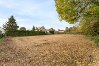 Deze prachtige bouwgrond van 1.002 m² geniet van een uitstekende ligging met een vlotte bereikbaarheid. U bevindt zich op slechts 10 minuten van...