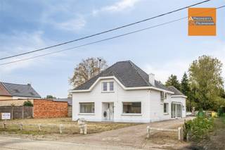 <p><span>Te koop in Ramsel: ruime en veelzijdige woning met veel potentieel. Deze vrijstaande woning ligt op een royale kavel van circa 2.385 m² en heeft een bewoonbare oppervlakte van circa 229 m². De woning telt 4 slaapkamers en 1 badkamer, aangevuld met een ruime garage en een loods (130m²). Een ideale combinatie van ruimte, privacy en een rustige, landelijke omgeving, met tal van mogelijkheden om het naar eigen smaak af te werken.</span></p><p><span> </span></p><p><span>Het perceel biedt een aangename, grotendeels omheinde tuin met veel spel- en ontspanningsruimte. De oprit is ruim en er is voldoende parkeergelegenheid op eigen terrein. </span></p><p><span> </span></p><p><span>Via de inkomhal bereikt u een grote, living met veel natuurlijk licht en een open verbinding met de eetruimte en de keuken. De moderne keuken is ruim en praktisch opgezet, met voldoende kastruimte en voldoende plek. Verder vindt u op de begane 2 slaapkamers die kunnen dienen als kantoor of speelruimte, een moderne badkamer met inloopdouche en wastafel en een praktische bijkeuken/bergruimte.</span></p><p><span> </span></p><p><span>Op de eerste verdieping bevinden zich 2 slaapkamers. De nog af te werken zolderruimte biedt extra mogelijkheden.</span></p><p><span> </span></p><p><span>De woning beschikt over airconditioning, buitencamera, domotica, grote kast voor computernetwerk en is perfect geschikt voor wie een zelfstandige activiteit wil uitoefenen dankzij de ruime loods en de mogelijkheid tot praktijkruimte vooraan.</span></p><p><span> </span></p><p><span>De prijs is een vanafprijs, biedingen mogelijk vanaf €399.000.</span></p><p><span> </span></p><p><span>Woning in optie.</span></p><p><span> </span></p><p><span>Neem vandaag nog contact op voor meer informatie.</span></p><p><span> </span></p><p><span> </span></p>