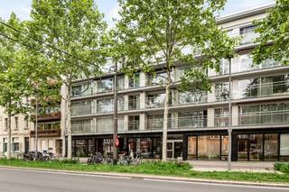 <div>
<div>
<div>
<div>
<div><strong>Lichtrijk appartement op een gegeerde locatie</strong><br /><br />Op te frissen appartement van <strong>ca. 85m²</strong> met een zuidgericht terras gelegen op de tweede verdieping. Dankzij de indrukwekkende gevelbreedte geniet u van veel lichtinval en ruimte. De woning bevindt zich op een absolute toplocatie in Borgerhout, op wandelafstand van het openbaar vervoer, winkels, scholen, gezellige horecazaken en het gezellige <strong>Te Boelaarpark.</strong><br /><br /><strong>Indeling</strong><br />- Inkomhal met ingebouwde kasten<br />- Toilet<br />- Slaapkamer 1 met aansluitende dressing/berging<br />- Badkamer<br />- Keuken<br />- Ruime leefruimte <br /><br /><strong>Bijzonderheden</strong><br />- Mobiscore <strong>9,4/10</strong><br />- Indrukwekkende gevelbreedte<br />- <strong>EPC B</strong> met een score van <strong>126 kWh/(m² jaar)</strong><br />- Zuidgericht terras<br />- Kelderberging inbegrepen<br />- Mogelijkheid tot aankoop van een autostaanplaats</div>
</div>
</div>
</div>
</div>