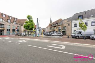 * Op een toplocatie gelegen pand met bewoonbare en werkbare oppervlakte in het centrum van Meulebeke.<br />* Perfect voor wie droomt van een eigen kantoor, winkel of vrij beroep.<br />* Commerciële ruimte: : kantoor van 94 m² met een mooie visibiliteit.<br />* Het woongedeelte : duplex appartement met een bewoonbare oppervlakte van 140 m².<br />* Voor investeerders : handelspand en woonst : twee entiteiten<br />* Gelijkvloers : kantoorruimte, - 2 etalages - keuken - toilet<br />* Duplex appartement : <br />- Gelijkvloers : afzonderlijke ingang - bergplaats (fietsen)<br /> - 1ste verdieping : toilet - open leefruimte met keuken - berging (wasplaats) - balkon (voorkant) - terras (achterkant)<br /> - 2de verdieping : nachthal - 2 slaapkamers - badkamer met toilet<br />* Verwarming : kantoor = accumulatie, appartement = aardgas<br />* EPC kantoorruimte : Label C - (0003871551-KNR-1)<br />* EPC appartement : 191Kwh(m²/jaar) - Label B - (00038715597-RES-1)<br />* Appartement is momenteel verhuurd<br />* Vg/Wg/Gvv/Gvkr/Gmo<br /><br /><br />