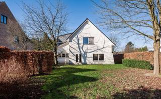 In een rustige doodlopende straat, op een prachtig perceel van 1.499 m², bevindt zich deze uiterst verzorgde en ruime gezinswoning. De woning...