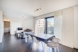 Op een centrale ligging aan de Emile Dancolaan 14 te Linkeroever bevindt zich dit aangename appartement, gebouwd in 2014 en gelegen op de bovenste verdieping van het gebouw. <br /><br />Dankzij de praktische indeling, de goede bereikbaarheid en het uitstekende EPC-label A is dit appartement zowel interessant voor eigen bewoning als voor wie op zoek is naar een mooie investering.<br /><br />Het appartement beschikt over een lichtrijke leefruimte met een aangename woonindeling, één slaapkamer en een badkamer met douche. Het toilet is apart voorzien. Daarnaast is er een extra berging in het appartement en krijg je ook een privatieve kelderberging inbegrepen.<br /><br />Ook op vlak van mobiliteit zit je hier goed. Dankzij de centrale ligging zijn er verschillende mogelijkheden voor openbaar vervoer, waardoor je vlot verbinding hebt met Antwerpen en de omliggende gemeenten.<br /><br />Een extra troef is de gemeenschappelijke fietsenstalling. <br /><br />Wie graag over een eigen parkeerplaats beschikt, kan bovendien een staanplaats optioneel aankopen voor € 25.000.<br /><br />Ben je op zoek naar een energiezuinig appartement op een centrale ligging in Linkeroever, of naar een interessante investering? Contacteer ons gerust voor meer info of een bezoek!
