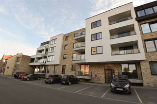 Prachtig appartement gelegen in hartje Lauwe. Inkom met vestiaere en gastentoilet. Ruime lichtrijke leefruimte met open ingericht keuken voorzien...