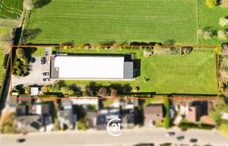<p>Op een perceel van maar liefst 46a56, rustig gelegen in woongebied te Burst, bevindt zich dit veelzijdig complex met tal van mogelijkheden.</p><p>Het gebouw omvat momenteel 16 verhuurde serviceflats, wat zorgt voor een onmiddellijk rendement. Daarnaast beschikt het geheel over een gemeenschappelijke eetzaal, ingerichte keuken en diverse praktische ruimtes.</p><p>Buiten geniet u van een ruime tuin en aangename buitenomgeving, ideaal voor bewoners en bezoekers. Verder zijn er 2 garageboxen en meerdere parkeerplaatsen aanwezig.</p><p>Deze eigendom biedt niet alleen de mogelijkheid om de bestaande exploitatie verder te zetten, maar leent zich eveneens uitstekend tot herontwikkeling of een nieuw project, mits de nodige vergunningen.</p><p>Een zeldzame opportuniteit voor investeerders of projectontwikkelaars op zoek naar een rendabele en toekomstgerichte investering.</p>