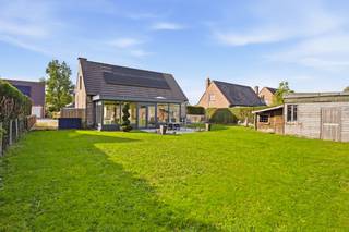 <p>Ontdek deze instapklare gezinswoning met 3 slaapkamers, een ruime zonnige tuin, garage en een uitstekende EPC-score A, gelegen in een mooie wijk in Waasmunster.</p><p>Bij binnenkomst wordt u verwelkomd in een ruime en lichtrijke leefruimte. Dankzij de grote raampartijen en de aansluitende veranda geniet u hier van een aangename lichtinval en een mooi zicht op de tuin. Aansluitend bevindt zich de ruime, geïnstalleerde keuken, een praktische ruimte die mooi aansluit bij het leefgedeelte.</p><p>De woning beschikt over drie volwaardige slaapkamers en biedt daarmee voldoende ruimte voor een gezin. Een absolute troef is de zonnige tuin, een bijzonder aangename plek waar u in alle rust kunt genieten. Daarnaast beschikt de tuin over een praktische tuinberging met extra overkapping. De garage biedt plaats aan uw wagen en zorgt bovendien voor extra bergruimte.</p><p>Ook op technisch en energetisch vlak heeft deze woning heel wat te bieden. Met een uitstekende EPC-score A geniet u van een energiezuinige woning. De installatie van maar liefst 30 zonnepanelen, in combinatie met een thuisbatterij van 10 kWh, draagt bij aan een efficiënt energieverbruik. De woning wordt verwarmd en gekoeld door middel van een lucht-luchtwarmtepomp, wat het hele jaar door bijdraagt aan een aangenaam binnenklimaat. De woning is eveneens uitgerust met een waterontharder.</p><p>Verder is de elektrische installatie conform en is de woning asbestveilig. Kortom, deze woning combineert ruimte, comfort en energiezuinigheid met tal van praktische extra's.</p><p>Interesse? Neem dan snel contact met ons op en plan uw bezoek!</p>