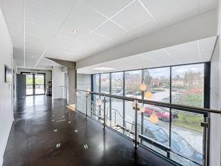 Ce bureau à louer est idéalement situé à la sortie Melle du R4. Par conséquent, le bâtiment est facilement accessible via la R4 et l'E17. Il y a suffisamment d'options de stationnement sur le site lui-même.Surfaces :- Bureau 2:266 m²- Espace commun + sanitaires : 60 m²Spécifications du bureau :- Espaces ouverts- Coin cuisine double- Salles de réunion- Chauffage par climatiseurs- Hygiène des femmes et des hommesDisponibilité :Disponible immédiatement.Intéressé par ce bureau à louer à Melle ? Contactez Dewaele Business Ghent au 09/245.35.35 ou business.gent@dewaele.com