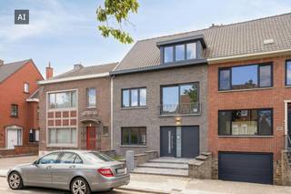 INDELING: <br /><br />Gelijkvloers:<br />- Statige en ruime inkomhal<br />- Leefruimte met zicht op de tuin<br />- Aparte keuken<br />- Grote garage en oprit<br />- Gezellige stadstuin met vernieuwd terras<br /><br />Eerste verdieping:<br />- 3 slaapkamers<br />- Badkamer met lavabomeubel, ligbad en toilet<br />- Aparte bergruimte<br /><br />Daarnaast zijn ook nog een kelder en zolder (te bereiken via zolderluik) aanwezig. <br /><br />Troeven:<br />- Gelegen op een toplocatie in Kortrijk<br />- Karaktervolle woning met authentieke elementen<br />- EPC D (geen renovatieplicht!)<br />- Aanwezigheid oprit en garage <br />- Mogelijkheid tot het voorzien van een vaste trap naar zolder<br /><br />Bezoeken aan deze eigendom vinden plaats op zaterdag 3/10 of maandag 5/10. Een bod kan worden uitgebracht tegen woensdag 7/10 - 12u00.<br />Contacteer Sarah Hanson (0493 25 46 80) voor meer info.<br /><br /><br />De eigendom wordt aangeboden via de Pre-sale formule. Van 03/10/2026 om 13:00 tot 07/10/2026 om 12:00 kan u het huis op afspraak komen bezichtigen en een bod uitbrengen. De vermelde prijs is een instelprijs. Voor meer info, gelieve contact op te nemen met de dossierverantwoordelijke.<br /><br />Bestuursmaatregelen in het maatregelenregister: nee<br /><br />Deze AI-visualisaties zijn bedoeld als inspiratie. Er werd geen rekening gehouden met technische specificaties, stedenbouwkundige voorschriften of de concrete mogelijkheden tot realisatie.