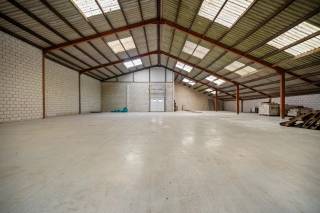 Deze te renoveren woning is gelegen in Hoegaarden en is een ideaal project voor mensen die wonen en ruimte willen combineren. De bewoonbare oppervlakte van de woning bedraagt 177m², met maar liefst 4 ruime slaapkamers. De woning is voorzien van een zeer ruime loods van maar liefst 538m² waar dus veel mogelijkheden liggen. Naast de loods, zijn er ook nog opbergruimtes die oplopen tot 73m², ideaal voor stockage. Er is ook een tuin aanwezig met westelijke oriëntatie, waardoor je 's middags en 's avonds heerlijk kunt genieten van de zon.<br />Verder beschikken we nog over een gedeelde oprit waar er dus een recht van doorgang heerst met de buren van huisnummer 81. Deze oprit geeft u de gelegenheid om tot aan de loods en stockage ruimtes te komen.<br />Kortom, deze kans in Hoegaarden is een ideaal project voor kandidaten die opzoek zijn naar veel ruimte!