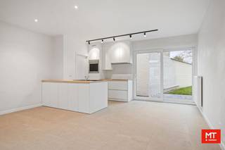 <strong>Instapklare halfopen woning met 3 slaapkamers, tuin en uitweg </strong><br /><br />In de dorpskern van Ledegem vinden we deze gerenoveerde halfopen woning. Het pand werd in 2024 gerenoveerd en kent hierdoor een conforme elektrische keuring - asbestveilig en geen renovatieplicht. In onderstaande wordt de indeling toegelicht alsook enkele interessante weetjes. <br /><br /><strong>INDELING </strong>
<ul>
	<li>Gelijkvloers: inkomhal (5 m²) met gastentoilet, lichtrijke woon- en eetkamer met open keuken (30 m²). De keuken beschikt over volgende toestellen: anderhalve spoelbak, vaatwasser, koelkast, oven, dampkap en keramische kookplaat. Er is ook nog een berging van 4 m². </li>
	<li>1ste verdieping: nachthal (9 m²), 2 slaapkamers (6 - 14 m²) en badkamer (9 m²) met inloopdouche, dubbele wastafel, toilet en de mogelijkheid tot het plaatsen van een bad. </li>
	<li>2de verdieping: slaapkamer (16 m²) met authentieke elementen. </li>
</ul>
<br /><strong>KENMERKEN </strong><br />+ Aangelegde tuin met terras<br />+ Parket, ....<br />+ Uitweg <br />+ ...<br /><br />Wens je meer informatie of een vrijblijvend bezoek? <br />Bel Eden 0470 43 78 21 of mail info@minthus.be 