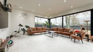 Bij ImmoFusion 7/7 “open huis” : klik op onze 3D-TOUR. Ervaar vastgoed alsof je er zelf doorloopt!<br /><br />Op een uitstekende en rustige locatie in Genk bevindt zich deze prachtige, vrijstaande BEN-woning, waar architecturale elegantie, ruimte en energiezuinig wonen perfect samenkomen. Deze stijlvolle woning werd ontworpen met oog voor detail en afgewerkt met kwalitatieve en duurzame materialen.<br /><br />Gelegen op een perceel van ca. 617 m² en met een bewoonbare oppervlakte van ongeveer 200 m², biedt deze woning een uitzonderlijk wooncomfort voor wie op zoek is naar rust, luxe en modern wonen.<br /><br />- Duurzaam & toekomstgericht wonen<br />- Vloerverwarming voor optimaal comfort<br />- Geothermische Warmtepomp<br />- Zonnepanelen<br />- Drie dubbele beglazing met strak aluminium raamwerk<br />- Uitstekende isolatiewaarden <br />- Ventilatiesysteem D systeem<br />- Zeer lage energiekosten <br />- zonnige zuidoostelijk georiënteerde tuin met een tuinhuis<br /><br />Maatregelen opgenomen in het Maatregelenregister: nee<br /><br />Gelegen in een residentiële en rustige buurt, met een vlotte bereikbaarheid naar het centrum van Genk, scholen, winkels en belangrijke verbindingswegen.<br /><br />Voor een bezichtiging ter plaatse of meer info, bel ons op 078/78.78.70, of kom gewoon binnen op ons kantoor, steeds welkom!