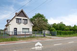 <p>Deze ruime gezinswoning in het gezellige Peer combineert ruimte en een uitstekende ligging. Met vrij zicht achteraan het perceel geniet u hier dagelijks van een open en groen gevoel. Bovendien bevinden winkels, horeca, scholen en mooie wandelroutes zich vlakbij, met een vlotte verbinding naar Bree, Meeuwen, Hechtel-Eksel en Neerpelt.</p>

<p><br />De open bebouwing uit 1958 staat op een perceel van 800 m² en biedt heel wat mogelijkheden voor gezinnen of mensen die extra werk- of hobbyruimte zoeken. De woning beschikt over 3 slaapkamers, ruime en lichtrijke leefruimtes dankzij de grote raampartijen, een moderne keuken en een ruime badkamer met zowel bad als douche. De veranda sluit mooi aan op de onderhoudsvriendelijke tuin. Verder zijn er een kelder, ruime wasruimte, een garage met automatische poort én een polyvalente garage-/werkruimte aanwezig.</p>

<p><br /><strong>Enkele troeven:</strong></p>

<ul><li>Vrij zicht achteraan het perceel en een rustige ligging nabij wandelroutes.</li><li>24 zonnepanelen aanwezig voor extra energiezuinigheid.</li><li>Ruime oprit met carport en voldoende parkeermogelijkheden.</li><li>Conforme elektriciteitskeuring en een degelijke basis om verder te moderniseren.</li><li>Polyvalente ruimte ideaal voor hobbyisten of extra opslag.</li></ul>

<p><br /><strong>Aarzel niet om een bezoek te plannen en ontdek zelf de ruimte en mogelijkheden die deze woning te bieden heeft via impact@era.be op 089 46 48 63, Khaz helpt je graag verder.</strong></p>