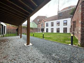 <p>Gelegen op <strong>Place Beeckman 8 in Elsene</strong>, op wandelafstand van <strong>het Flageyplein</strong>, bevindt dit prachtig gerenoveerde kantoor zich <strong>achteraan het perceel</strong>, waardoor het een <strong>rustige en groene werkomgeving</strong> biedt.</p>
<p>Het kantoor is verdeeld over <strong>twee zeer lichtrijke verdiepingen</strong> met een aangename indeling en een centrale ruimte die beide niveaus verbindt. Het pand beschikt over een <strong>semi-uitgeruste keuken</strong>, <strong>gescheiden toiletten voor dames en heren</strong> en een <strong>fietsenlokaal</strong>. Daarnaast zijn er een <strong>terras en tuin</strong>, wat zorgt voor een bijzonder aangename werkomgeving.</p>
<p>Het gebouw werd <strong>volledig gerenoveerd</strong> en is uitgerust met <strong>dubbele ventilatie (systeem D)</strong> voor optimaal comfort en luchtkwaliteit.</p>
<p>De ligging is uitstekend, met <strong>tram en bus op korte afstand</strong> en alle voorzieningen van de levendige Flageywijk op wandelafstand.</p>
<p>Ideaal voor <strong>medische activiteiten, advocatenkantoor, fiduciaire of andere vrije beroepen</strong>.</p>
<p><strong>Huurprijs: €3.450 / maand</strong></p>