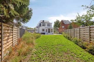 Deze instapklare woning is gelegen op een perceel van 939 m², op wandelafstand van het centrum van Tessenderlo, en met een vlotte verbinding naar de omliggende gemeentes Laakdal, Ham, Beringen en Diest.<br /><br />Op het gelijkvloers bestaat de woning uit een inkomhal met gastentoilet en douche, een ruime woonkamer, een ruime keuken en een aanbouw/"veranda". De keuken bestaat uit een koelkast, een microgolfoven, een inductie kookplaat met dampkap en een vaatwasser.<br /><br />De nachthal op de 1ste verdieping geeft uit op 3 slaapkamers, een badkamer en een apart toilet. De badkamer is uitgerust met een lavabo, douche en ligbad.<br /><br />De ruime kelder bestaat uit een garage en opslagruimte.<br /><br />De meeste ramen zijn voorzien van rolluiken.<br /><br />Tot slot beschikt de woning over een ruime tuin, ideaal om volop van de buitenruimte te genieten.