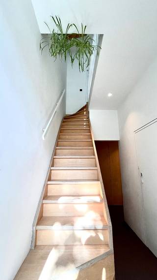 Deze instapklare rijwoning is gelegen in een rustige straat in het geliefde Mariaburg.De woning geniet van een unieke positionering: vooraan kijkt u...