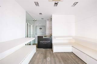 <p><span>GENT, BRABANTDAM - Uniek handelshuis op commerciële toplocatie</span></p><p><span> </span></p><p><span>Op één van de meest centrale winkelassen van Gent, met uitstekende visibiliteit en hoge passage, ligt dit charmante handelshuis, geschikt voor klein- of detailhandel. Gelegen op de Brabantdam, een populaire straat met een mix van zelfstandige boetieks, horeca en grote merken, is dit pand dé perfecte uitvalsbasis voor wie zichtbaar en centraal wil ondernemen.</span></p><p><span> </span></p><p><span> </span></p><p><span>Indeling</span><span>: commercieel gelijkvloers van ca. 25m² met grote vitrine en berging, eerste verdieping met stockruimte, kitchenette en apart toilet, af te werken ruimtes op de tweede verdieping en zolder.</span></p><p><span> </span></p><p><span> </span></p><p><span> </span></p><p><span>De belangrijkste troeven in een notendop: </span></p><ul><li><span>Absolute topligging met veel passage en hoge visibiliteit </span></li><li><span>Ideaal voor detailhandel of conceptstore</span></li><li><span>Te renoveren bovenverdiepingen met potentieel voor kantoor of woonfunctie</span></li><li><span>Instapklaar commercieel gelijkvloers gerenoveerd in 2009</span></li><li><span>Goede bereikbaarheid en vlotte verbinding met centrum en openbaar vervoer</span></li></ul><p><span> </span></p><p><span> </span></p><p><span> </span></p><p><span>Belangrijk: </span></p><p><span>Richtprijs: 495.000 EUR</span></p><p><span>EPC: Niet-residentiële eenheid met Label D (20250617-0003627090-KNR-1)</span></p><p><span>Geen renovatieverplichting</span></p><p><span> </span></p><p><span>Ondernemen op strategische toplocatie in Gent? Contacteer Axel Lenaerts makelaars voor meer info via 09 245 24 24 of <span>Laurens@axellenaerts.be</span></span><span> </span></p>