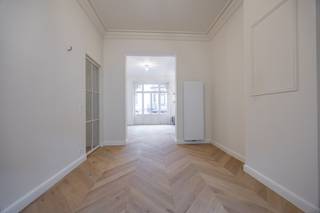 Ontdek deze uitzonderlijke en riante herenwoning gelegen in de charmante Muscarstraat te Oostende. Dit beschermd monument werd recent volledig...