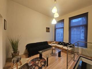 <p><span>Volledig vernieuwd gelijkvloersappartement met 2slpks en terras</span></p><p><span> </span></p><p><span>Dit centraal gelegen appartement is op wandelafstand van openbaar vervoer, scholen, winkels, parken en restaurants.</span></p><p><span>Het gebouw is in 2011 volledig vernieuwd.</span></p><p><span> </span></p><p><span>De indeling:</span></p><p><span>De gelijkvloers verdieping:</span></p><p><span>Via de gemeenschappelijke toegangsruimte is de inkom naar de gezellige leefruimte met verder door, de open leef-keuken, die ook toegang geeft tot het terras/stadskoertje achteraan. </span></p><p><span>De keuken beschikt over volgende toestellen: Amerikaanse koelkast, oven, afwasmachine, dampkap en gasvuur. </span></p><p><span>Er is een slaapgedeelte gecreëerd.</span></p><p><span>Een eerste badkamer met inloopdouche en toilet.</span></p><p><span> </span></p><p><span>Souterrain verdieping (kelderverdieping):</span></p><p><span>Een ruime slaapkamer met aansluitend de dressing. Badkamer inloopdouche, lavabomeubel en toilet.</span></p><p><span>Voldoende bergruimte/werkruimte in het appartement en een berging met aansluiting voor wasmachine en droogkast.</span></p><p><span>Pluspunten:</span></p><p><span>- Gunstige EPC met label B</span></p><p><span>- Elektriciteit is conform</span></p><p><span>- Kleinschalig gebouw met lage gemeenschappelijke kosten</span></p><p><span>- Aparte meters voor nutsvoorzieningen</span></p><p><span>- Opgenomen in het maatregelen register: Nee</span></p>