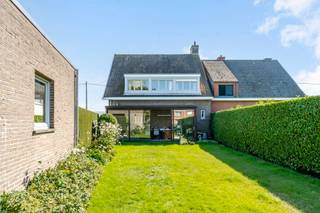 Deze degelijke en verzorgde woning heeft een comfortabele ligging, op korte afstand van winkels, scholen en openbaar vervoer. De woning biedt een aangename lichtinval, een praktische indeling en drie slaapkamers. De tuin, de aparte garage en een ruime oprit maken het geheel bijzonder geschikt als gezinswoning.<br /><br />Hoewel enige verdere vernieuwing naar eigen smaak mogelijk is, beschikt de woning vandaag reeds over een gunstig EPC-label C.<br /><br />INDELING<br />GELIJKVLOERS:<br />Inkomhall met vestiaire, lichtrijke leefruimte en keuken met gezellige ontbijthoek. Aansluitend bevindt zich de veranda, met rechtstreeks contact en toegang tot de tuin. Verder is er een aparte praktische berging/wasplaats en een toilet.<br /><br />VERDIEPING<br />Nachthall, drie slaapkamers en een ruime badkamer met aansluitende dressing.<br />Via een uitschuiftrap is de zolder bereikbaar. <br /><br />Daarnaast beschikt de woning over een praktische voorraadkelder.<br /><br />Er is een aangename tuin, een aparte garage/bijgebouw en een oprit met parkeermogelijkheid voor de woning.<br /><br />Een solide gezinswoning met een goede basis, waar enkele gerichte vernieuwingen de mogelijkheid bieden om het geheel volledig naar eigen smaak en hedendaags wooncomfort af te werken.
