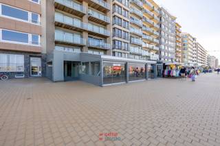 Espace commercial extrêmement spacieux à louer, situé au centre de la Zeedijk de Nieuwpoort-Bad, dans l'imposante résidence Neptune I.Convient à...