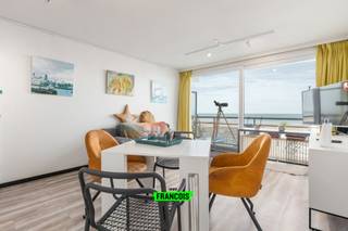 Ontdek deze gerenoveerde studio (2020) met prachtig zeezicht en terras in de stijlvolle residentie Helix op de Zeedijk in Middelkerke. Een...
