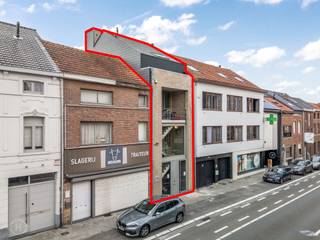Op een strategische locatie in het hart van Heverlee staat dit architecturale gebouw (2010) met een hedendaagse uitstraling. Het pand omvat een kantoor op twee niveaus en een ruim duplexappartement. Het kantoorgedeelte verwelkomt u met een elegante inkomhal met ingebouwde kasten en een stijlvol receptiemeubel, doorlopend naar een lichtrijk landschapskantoor. Daarnaast zijn er een kitchenette en sanitaire voorzieningen (M/V). Op de eerste verdieping bevindt zich een ruim afzonderlijk bureau naast een vergaderzaal, ideaal voor geconcentreerd werk of vertrouwelijke meetings. Het duplexappartement beslaat de tweede en derde verdieping en biedt een inkomhal met gastentoilet, een volledig ingerichte leefkeuken en een zonnige leefruimte. Op de bovenverdieping zijn er twee ruime slaapkamers, een badkamer met ligbad, douche, wastafel, handdoekdroger, toilet en een technische ruimte/wasplaats. Hogerop nog een ruime zolder. Kantoor en appartement zijn volledig van elkaar gescheiden, met afzonderlijke toegang en aparte tellers voor nutsvoorzieningen. Het gebouw kent lage maandelijkse lasten en is future-proof en onderhoudsvriendelijk. De ligging is een absolute troef: vlot bereikbaar via E40 en E314, met uitstekende aansluitingen op het openbaar vervoer. Met ruime parkeergelegenheid in de buurt combineert dit pand comfort, uitstraling en rendement. Het kantoor is onmiddellijk beschikbaar. Het appartement is verhuurd aan 940 EUR per maand. Een aanrader! 016 22 82 22 of info@homies.be