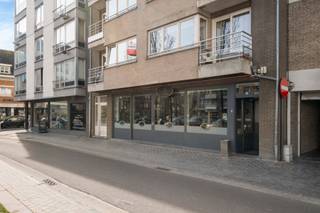 Ben je op zoek naar een investering of wil je je eigen zaak uitbouwen in het commerciële centrum van Gistel?<br />Dan is dit handelspand zeker iets voor jouw!<br /><br />Deze gekende zaak ligt op de markt in Gistel, wat garant staat voor een goede bereikbaarheid en voldoende zichtbaarheid.<br />Het pand is onmiddellijk beschikbaar en kan dienen voor tal van doeleinden.<br />Welke zelfstandige activiteit je ook wil uitvoeren, van zichtbaarheid ben je 100% zeker!<br />De zaak werd jaren uitgebaat als horecazaak, maar is vrij van huur, waardoor je je onderneming onmiddellijk zelf vorm kan geven.<br /><br />Er is een gelagzaal met een bar en plaats voor een DJ-boot. Er is een aparte keukenruimte voorzien.<br />In de kelderverdieping zijn er verzorgde sanitaire voorzieningen en een kelder van zo'n 30 m², ideaal voor extra stockage.<br /><br />Op de Markt is er een vergunning voor een terras en uiteraard voldoende parkeerplaats!<br /><br />Wil je meer informatie of een bezoek mail naar kris.bauwens@albert.immo of bel 0470/51 04 09