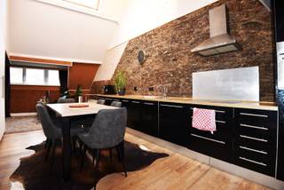 Rijwoning op 240 m² met op het gelijkvloers inkom / bureau, gastentoilet, vestiaire, slaapkamer en badkamer met lavabo en inloopdouche.<br />Op de verdieping is er een open ingerichte keuken met spoelbak, keramische kookplaat, dampkap, oven, koelkast en vaatwasser en een TV-hoek met ingemaakte kasten.<br />Er is een zuidelijk georiënteerde tuin met terras, tuinhuis en buitenberging.<br />De woning beschikt over PVC ramen met hoog rendement glas, centrale verwarming en sanitair warm water op aardgas met combi condensatieketel, minerale wol dakisolatie, 6cm minerale wol muurisolatie, 10cm minerale wol vloerisolatie.<br /><br />Kortom, de ideale starterswoning of investering als verhuurwoning met mooi rendement ! <br /><br />EPC-label C : 300 kWh / (m² jaar) <br />Elektrische keuring is conform tot 23.01.2051 en de woning is Asbestveilig !<br />Vraagprijs € 215.000,00<br />Meer info ? 📞 +32 486 20 67 65 📧 betty@zakenkantoor-roels.be 🌐 www.zakenkantoor-roels.be.