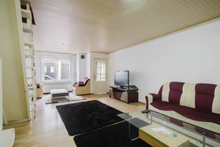 LIGGING<br /><br />Gelegen in Gent bevindt zich deze te renoveren woning met tal van mogelijkheden. De woning is gelegen in de Makelaarstraat, een aangename en goed bereikbare locatie met een vlotte verbinding naar het centrum van Gent en de belangrijkste invalswegen.<br />In de onmiddellijke omgeving bevinden zich diverse winkels, horecazaken, scholen en andere voorzieningen. Ook het openbaar vervoer is vlot bereikbaar. Dankzij de centrale ligging vormt deze woning een interessante uitvalsbasis voor wie graag in Gent woont en tegelijk waarde hecht aan bereikbaarheid en nabijheid van alle dagelijkse voorzieningen.<br /><br />INDELING<br /><br />Deze te renoveren woning biedt, mits de nodige renovatiewerken, verschillende mogelijkheden en kan volledig naar eigen smaak en behoeften worden ingericht.<br />Op het gelijkvloers bevinden zich de leefruimte en de keuken, aangevuld met het apart toilet. De huidige indeling biedt mogelijkheden om de ruimtes opnieuw in te delen en te optimaliseren.<br />Op de eerste verdieping bevindt zich de eerste slaapkamer en badkamer. Daarnaast beschikt de woning over een ingerichte zolderruimte die nog eens twee slaapkamers biedt.<br />Dankzij de centrale ligging, de bestaande structuur en het aanzienlijke renovatiepotentieel biedt deze eigendom een interessante opportuniteit voor wie op zoek is naar een woning in Gent die volledig naar eigen wensen kan worden gerenoveerd.<br /><br />Vragen of een bezoek?<br />Andreas Burssens – 0472 61 00 00