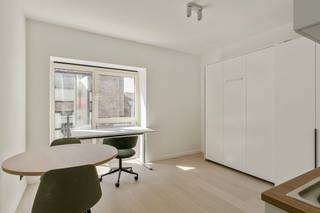 Gemeubelde studio's met een EPC A-label op een toplocatie te centrum Leuven! De verkoop geschiedt volledig onder registratierechten!<br /><br />Project bestaande uit eigentijdse, ruime en lichtrijke studio's waarvan verschillende met een slaapniveau en terrassen. <br /><br />Het project wordt gekenmerkt door grote ramen en hoge plafonds en is gelegen op een centrale ligging nabij Groep T, verschillende campussen en het station van Leuven!<br />Alle studio's beschikken over een volledig ingerichte keuken en een badkamer met een inloopdouche, een wastafel met een spiegel en een toilet.<br /><br />Door een goede isolatie, lucht-lucht warmtepompen, zonnepanelen en hoogwaardig glas zijn deze studio's zeer energiezuinig en allen voorzien van een EPC label A en zijn ze klaar voor de toekomst!<br /><br />Voor degene die de studio niet zelf in gebruik nemen en willen verhuren, bieden we een huurgarantie voor academiejaar '26-'27.<br /><br />Voor meer info of een bezoek ter plaatse kan u contact opnemen via arnaut@immojanstas.be of 0495/292080!