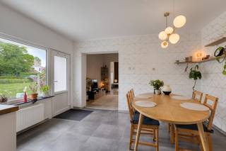 Deze ruime woning met een bewoonbare oppervlakte van 210m2, ligt in een rustige straat in het landelijke Pellenberg.Op gelijkvloers vind je de inkom,...