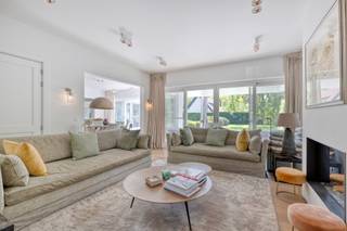 Luxueuze en stijlvolle villa in Engelse Cottage stijl met verwarmd zwembad gelegen nabij de Royal Zoute Golf Club en de zee op een totale...