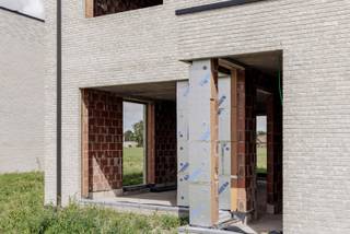 Danneels bouwt deze stijlvolle open bebouwing op het lot 2 in een familievriendelijke nieuwe buurt tussen de dorpskern van Sint-Lenaarts en Brecht centrum. Dit perceel van 424 m² is rustig gelegen, achteraan de verkeersluwe buurt.<br /><br />Deze vrijstaande woning in moderne bouwstijl heeft een slimme indeling. Met o.m. een lichtrijke open ingedeelde leefruimte, een volledig ingerichte keuken en badkamer, 3 slaapkamers, dressingruimte in de master, oprit, carport én een omheinde tuin. <br /><br />De woning wordt heel energiezuinig en is uitgerust met een geothermische warmtepomp, vloerverwarming, zonnepanelen en een ventilatiesysteem met warmterecuperatie.<br /><br /><span>We werken jouw nieuwe thuis sleutel-op-de-deur voor je af. Jij kiest jouw keuken- en badkamerinrichting, de vloer- en wandtegels uit bij onze projectpartners. Onze klantenbegeleider staat voor je klaar tijdens het hele realisatietraject.  </span>