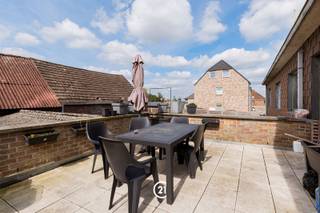Ontdek dit ruim eerste verdiep appartement met 2 slaapkamers van 93m² bewoonbare oppervlakte met een terras en kelder, ideaal gelegen in een rustige en aangename woonomgeving, op korte afstand van winkels, scholen, openbaar vervoer en andere dagelijkse voorzieningen. Hier geniet u van comfortabel wonen met alle faciliteiten binnen handbereik. De absolute troef van dit appartement is het uitzonderlijk ruim terras, waar u in alle rust kunt ontspannen, genieten van de zon of gezellig tafelen met familie en vrienden. Binnen beschikt u over een royale en lichtrijke leefruimte met een praktische indeling en individuele centrale verwarming op aardgas. EPC-label C: geen renovatie verplichting. Bovendien is er geen syndicus, waardoor u geen maandelijkse gemeenschappelijke lasten betaalt, een belangrijk voordeel voor wie zorgeloos en betaalbaar wil wonen. Dankzij de ligging is dit appartement uitermate geschikt voor mensen die graag in de rust leven, dichtbij alles. Ook als investering is dit een uitstekende opportuniteit dankzij de rustige ligging, de oppervlakte en de lage vaste kosten. Een privatieve staanplaats is verplicht mee aan te kopen voor € 17.000. Een ideale woonst voor wie ruimte, rust, een groot terras en een centrale ligging weet te waarderen.