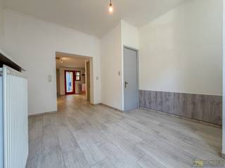 <p>Deze gezellige, instapklare woning bevindt zich in het centrum van Gent. De woning kent een <strong>zeer gunstige ligging</strong><span> met winkels, scholen, openbaar vervoer en invalswegen in de buurt. </span></p>
<br />De woning kent volgende indeling: inkom, woonkamer, eetplaats, ingerichte keuken, badkamer, berging, toilet, koertje, nachthall, <strong>3 volwaardige slaapkamers met elk een wastafel </strong>en een ruime kelder.<br /><br />Deze woning is <strong>IDEAAL VOOR CO-HOUSING</strong><br /><br />Adres: Fuchsiastraat 34 - 9000 Gent<br />Huurprijs: € 930/maand<br />Onmiddellijk beschikbaar<br />EPC: 299 kWh/m² 