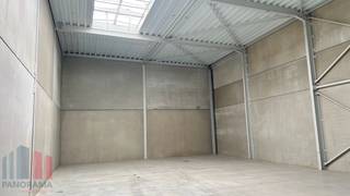 <strong>Duurzame KMO-unit</strong> van 205 m², <strong>samenvoegbaar tot een totale oppervlakte van 2.460 m²</strong>, te koop.<br /><br />De site is strategisch gelegen vlak bij het Albertkanaal, een cruciale logistieke as voor transport en economische activiteit in Limburg. Bovendien geniet het bedrijvenpark van een uitstekende bereikbaarheid dankzij de nabijheid van de E313 en E314, met snelle verbindingen richting Brussel, Antwerpen, Nederland en Duitsland.<br /><br />De KMO-Unitsworden casco opgeleverd en zijn voorzien van <strong>een sectionale poort </strong>(4,2m H x 4m B),<strong> een vrije hoogte van 6m</strong>, geïsoleerd dak, sandwichpalen, lichtstraat met rookluik en<strong> betonvloer met een maximum draagvermogen van 1.000 kg/m².</strong><br />De buitengevels bestaan uit een geïsoleerde prefabplint in grijsglad gewapend beton. De plinten hebben een sandwichstructuur.<br /><br />De loodsen zijn geschikt voor zowel opslag, kantoren, showroom, als productie en bieden een ideale omgeving om te ondernemen.<br /><br />Contacteer<strong> PANORAMA B2B </strong>voor bijkomende inlichtingen, plannen of een vrijblijvend plaatsbezoek <strong>011.220.500.</strong>