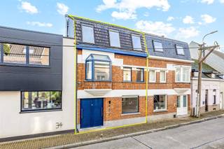 Welkom in deze verrassend ruime woning, ideaal gelegen in het gezellige Schellebelle.. De woning bevindt zich op wandelafstand van winkels,...