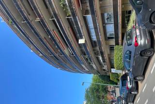 <p>Prachtig en ruim gerenoveerd appartement van 115m² met twee terrassen.</p><p> </p><p>Gelegen op de tweede verdieping van een verzorgde residentie langs het Edmond Machtenssquare, geniet dit lichtrijke appartement een rustige en toch centrale ligging.</p><p> </p><p>Het grote terras van 14,5m² is ZW-georiënteerd en voorzien van een mooie zonneluifel. Een tweede terras/balkon is toegankelijk vanuit één van de slaapkamers.</p><p> </p><p>Dankzij een totaalrenovatie in 2023 beschikt het appartement over een luxueuze en grote keuken, een praktische badkamer met inloopdouche, kwalitatieve parketvloer, netjes geschilderde muren en een volledig vernieuwde elektrische installatie. </p><p> </p><p>De renovatie werd smaakvol en met oog voor detail uitgevoerd.</p><p> </p><p>Via een veiligheidsdeur bereik je de centrale hall met toegang tot de aparte keuken, de grote leefruimte van circa 42m², een apart toilet, de douchekamer en twee ruime slaapkamers van 14m² en 9,6m², waarvan één met eigen balkon en washoek voor was- en droogmachine.</p><p> </p><p>Inbegrepen in de verkoopprijs is één privatieve kelder. De koper heeft de mogelijkheid een garagebox in het gebouw te huren.</p><p> </p><p>EPC 189 kWh/m²jaar klasse D </p><p>Elektrische installatie conform AREI.</p>
