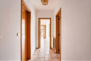 Dit ruim en energiezuinig appartement is gelegen op de derde verdieping in een gebouw met lift en bestaat uit een inkomhal, een ruime en...