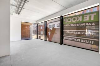 <p><span>Handelsruimte van 195m² met grote raampartijen, open structuur voor talloze mogelijkheden en ruime parkeermogelijkheden aan de achterzijde met toegang via de Heilig hartlaan.</span></p><p><span> </span></p><p><span>Residentie Derlo is ideaal gelegen in het bruisende centrum van Tessenderlo met een combinatie van een goede bereikbaarheid en autoluwe doorgang langs de Stationsstraat en een rustige, veilige</span></p><p><span>in- en uitgang langs de Heilig Hartlaan.</span></p><p><span> </span></p><p><span>Wenst u meer info of een vrijblijvende bezichtiging, contacteer dan ons kantoor op het nummer 011 85 15 15 en wij helpen u graag verder.</span></p>