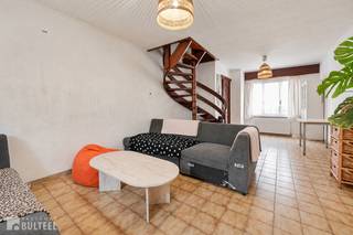 Deze te renoveren woning, gelegen in de Oude Molenstraat 133 te Sint-Niklaas, biedt een interessante opportuniteit voor zowel eigen bewoning als investering. Bij het betreden van de woning komt u in de inkomhal, die toegang geeft tot de leefruimte. De living sluit aan op de open keuken, wat zorgt voor een praktische en aangename indeling van het gelijkvloers. Verder bevindt zich hier een badkamer, uitgerust met een douche en toilet. Achteraan de woning vindt u een koer met aansluitende buitenberging, ideaal als extra opslagruimte. Op de eerste verdieping bevinden zich twee slaapkamers. Via een vaste trap bereikt u de zolderkamer, die bijkomende mogelijkheden biedt en perfect kan dienen als derde slaapkamer. De woning beschikt over ramen met dubbele beglazing en er geldt geen renovatieverplichting, wat een extra troef vormt voor toekomstige eigenaars. Enkele foto's werden met behulp van AI digitaal opgeruimd. Momenteel is de woning verhuurd, waardoor ze ook interessant kan zijn voor investeerders die op zoek zijn naar een opbrengsteigendom.